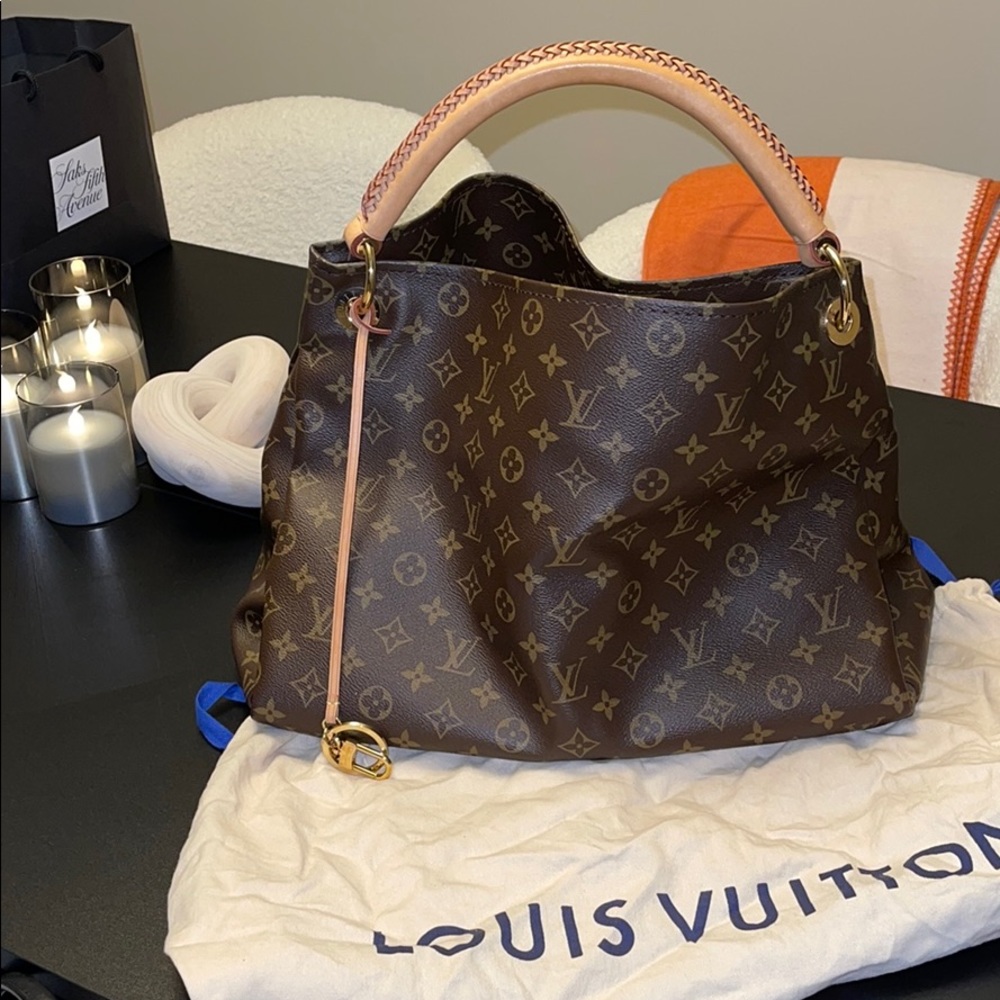 100% Authentic Louis Vuitton Artsy MM Bag